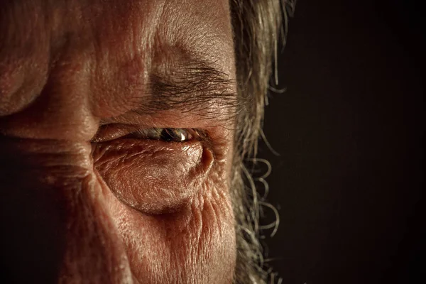 Närbild på ögat av äldre man. — Stockfoto