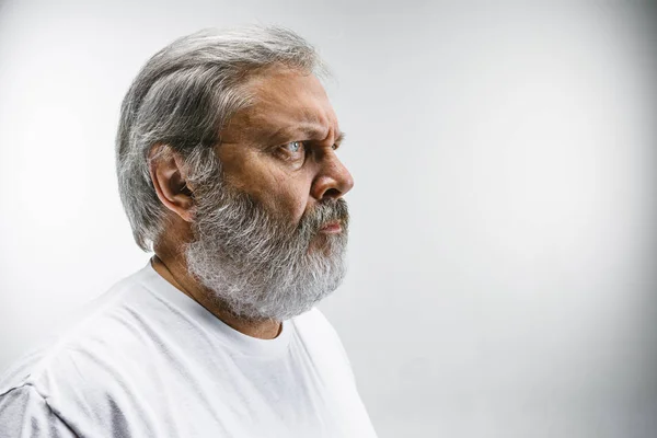 El perfil de un hombre de negocios serio mirando hacia otro lado contra el fondo blanco . — Foto de Stock