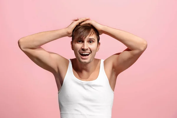 El hombre feliz de pie y sonriendo sobre el fondo rosa . — Foto de Stock