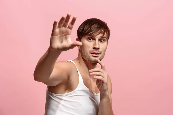 Retrato del hombre asustado en rosa — Foto de Stock