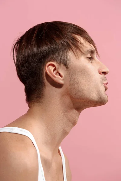 Retrato de hombre atractivo con beso aislado sobre fondo rosa — Foto de Stock