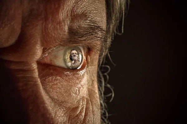 Mezza faccia di uomo aggressivo che guarda con odio nella macchina fotografica, tiranno domestico — Foto Stock