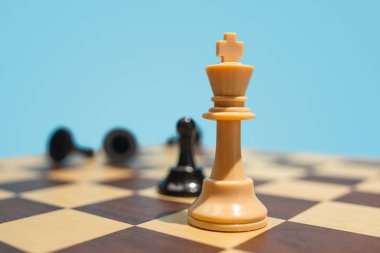 İş fikirleri ve rekabet satranç tahtası ve oyun kavramı.