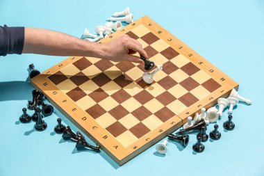İş fikirleri ve rekabet satranç tahtası ve oyun kavramı.