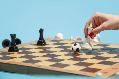 satranç taşları tahta üzerinde bir futbol topu