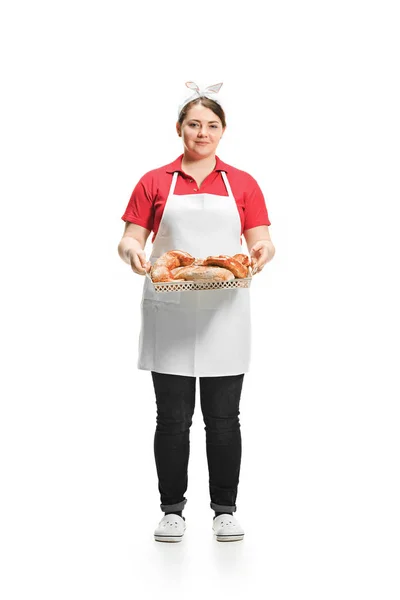 Porträt einer niedlichen lächelnden Frau mit Gebäck in den Händen im Atelier, isoliert auf weißem Hintergrund — Stockfoto