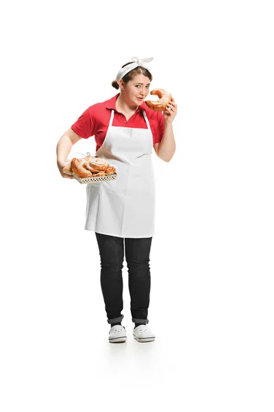 Portret van schattige lachende vrouw met gebak in haar handen in de studio, geïsoleerd op witte achtergrond — Stockfoto