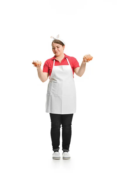 Portret van schattige lachende vrouw met gebak in haar handen in de studio, geïsoleerd op witte achtergrond — Stockfoto