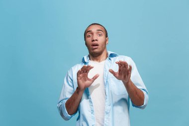 Mavi korkan adam portresi