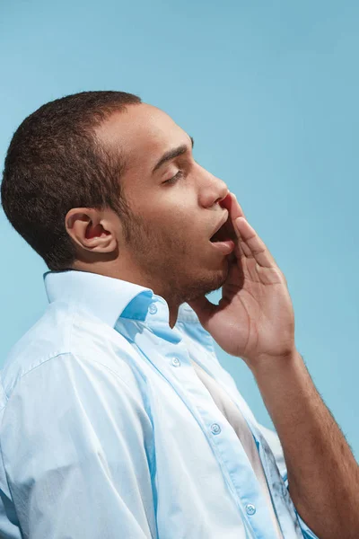 Сумний афроамериканський чоловік має зубний біль. на синьому фоні — стокове фото