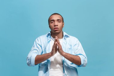 Ayakta ve kamera Stüdyo arka plan bakarak ciddi iş adamı.