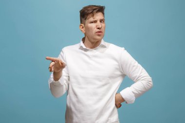 Mavi izole bir şey geçirmeyen tiksinti ifadesi ile genç adam
