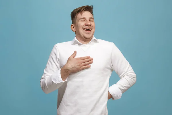 El hombre de negocios feliz de pie y sonriendo contra el fondo azul . —  Fotos de Stock