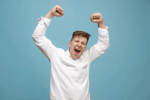 Ganhar o sucesso homem feliz extático celebrando ser um vencedor. Imagem energética dinâmica do modelo masculino — Fotografia de Stock