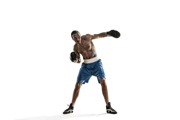 Homem desportivo durante o exercício de boxe fazendo sucesso. Foto de boxeador em fundo branco — Fotografia de Stock