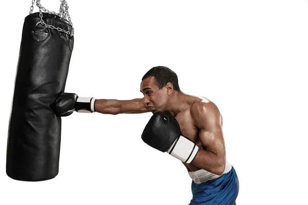 Hombre deportivo durante el ejercicio de boxeo haciendo hit. Foto de boxeador sobre fondo blanco —  Fotos de Stock