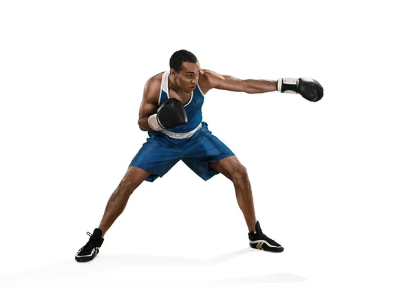 Uomo sportivo durante l'esercizio di boxe facendo colpo. Foto di pugile su sfondo bianco — Foto Stock