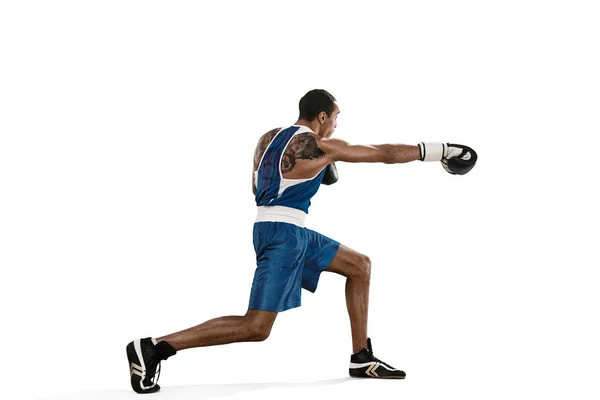 Uomo sportivo durante l'esercizio di boxe facendo colpo. Foto di pugile su sfondo bianco — Foto Stock