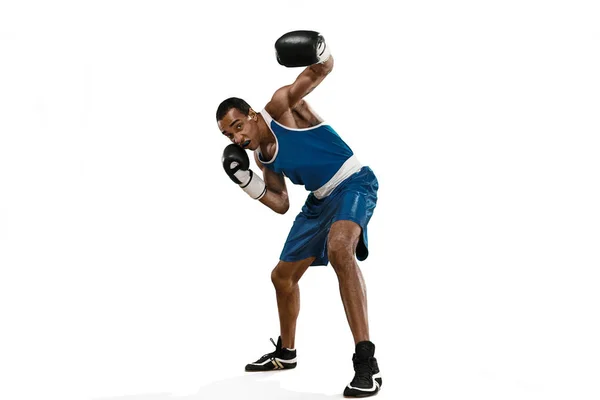 Hombre deportivo durante el ejercicio de boxeo haciendo hit. Foto de boxeador sobre fondo blanco —  Fotos de Stock