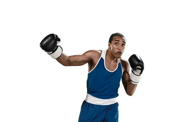 Sportieve man tijdens het boksen trainen hit maken. Foto van bokser op witte achtergrond — Stockfoto