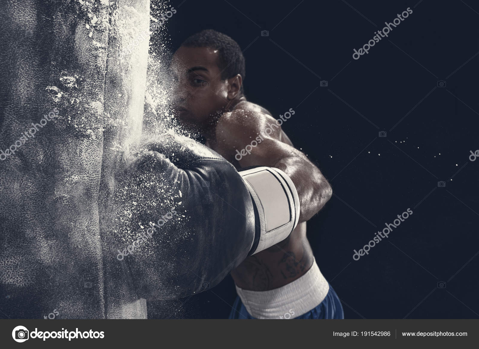 Largo tiro hombre ropa deportiva entrenamiento anillo de boxeo Fotografía  de stock - Alamy