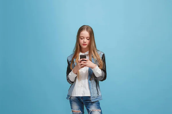 Hermosa chica adolescente mirando sorprendido aislado en azul — Foto de Stock