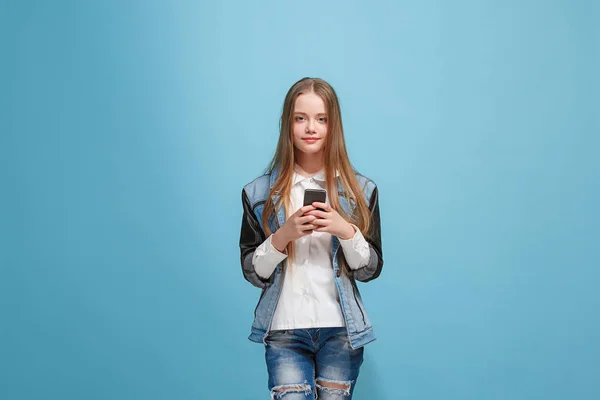 Hermosa chica adolescente mirando sorprendido aislado en azul — Foto de Stock