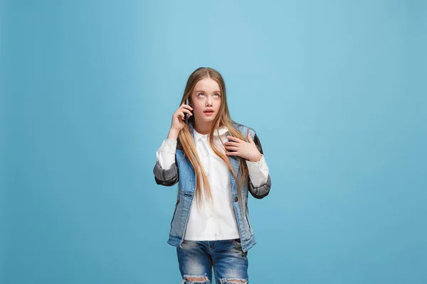 Piękna Nastolatka Dziewczyna patrząc zaskoczony na białym tle na niebiesko — Zdjęcie stockowe