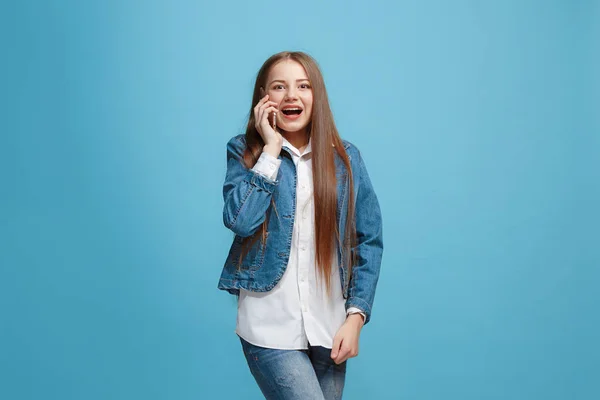 Hermosa chica adolescente mirando sorprendido aislado en azul —  Fotos de Stock