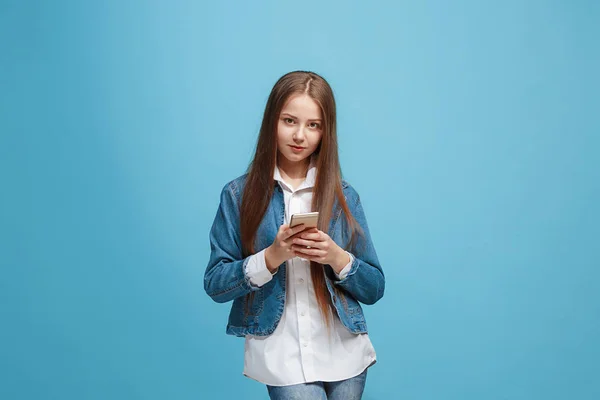 Belle adolescente à l'air surpris isolé sur bleu — Photo