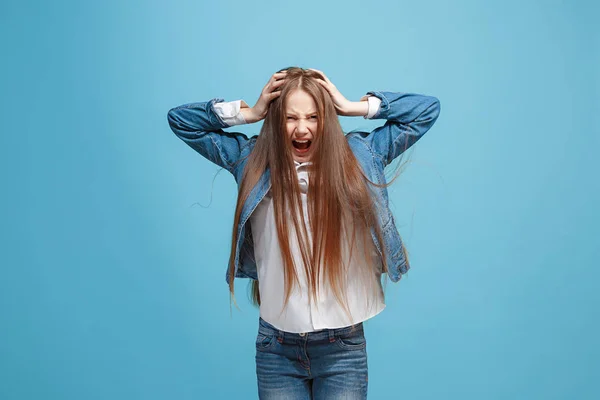 Den skela eyed teen flickan med konstiga uttryck isolerade på blå — Stockfoto