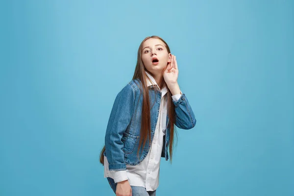 La chica de teel feliz de pie y escuchando — Foto de Stock