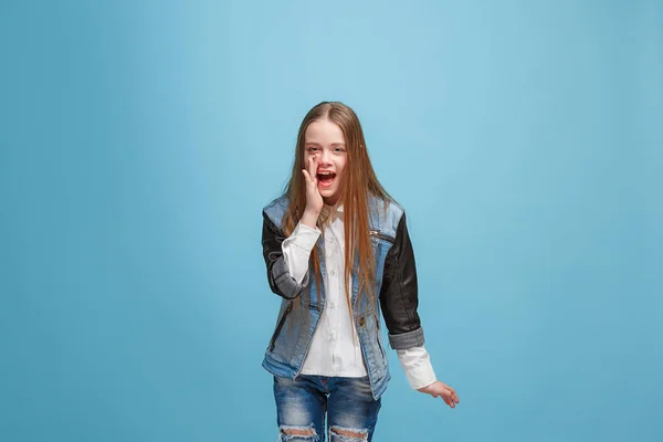 Na białym tle na różowy młodych dorywczo teen dziewczyna krzyczy w studio — Zdjęcie stockowe
