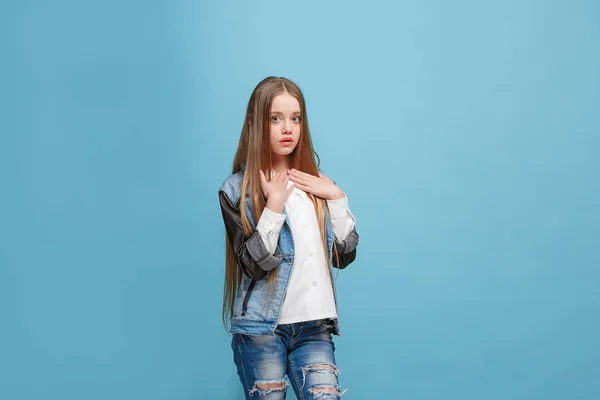 Hermosa chica adolescente mirando sorprendido aislado en azul — Foto de Stock