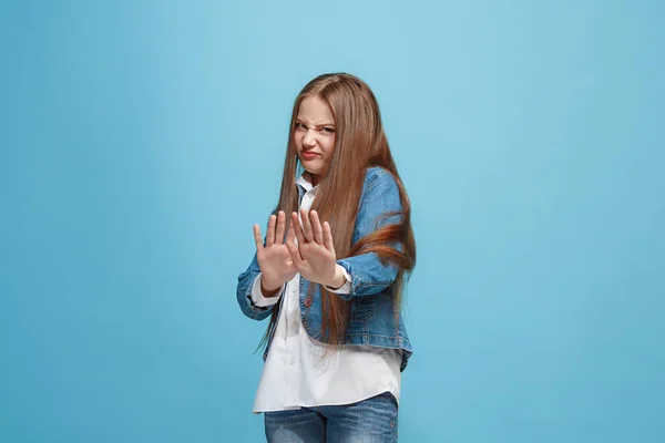 Twijfelachtig peinzende tiener meisje weigeren iets tegen blauwe achtergrond — Stockfoto