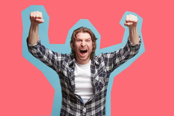 Ganhar o sucesso homem feliz extático celebrando ser um vencedor. Imagem energética dinâmica do modelo masculino — Fotografia de Stock