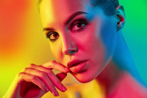 Mujer modelo de alta moda en luces brillantes de colores posando en el estudio — Foto de Stock