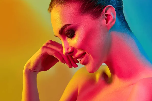 Alta moda mulher modelo em luzes brilhantes coloridas posando em estúdio — Fotografia de Stock