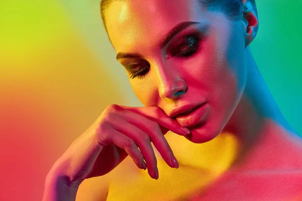 High Fashion model žena v barevných jasných světel pózovat ve studiu — Stock fotografie