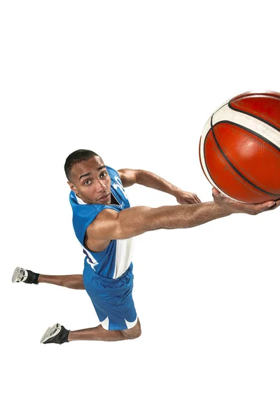Πλήρες μήκος πορτραίτο ενός παίκτη μπάσκετ με μπάλα — Φωτογραφία Αρχείου