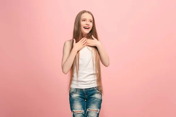 Ευτυχής έφηβος κορίτσι στέκεται και χαμογελαστός σε ροζ φόντο. — Φωτογραφία Αρχείου