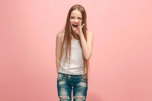 Joven casual adolescente chica gritando en estudio — Foto de Stock