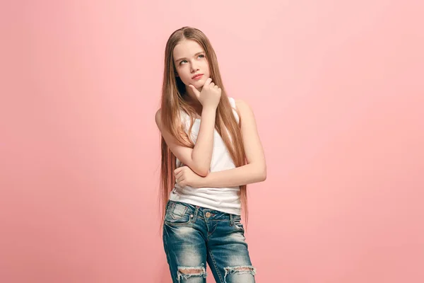 Joven chica adolescente seria y reflexiva. Concepto de duda . — Foto de Stock