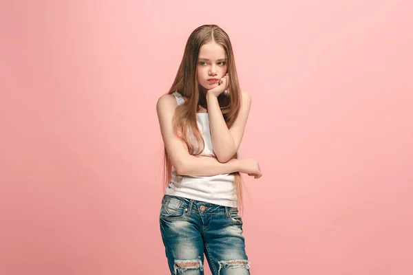 Joven chica adolescente seria y reflexiva. Concepto de duda . — Foto de Stock