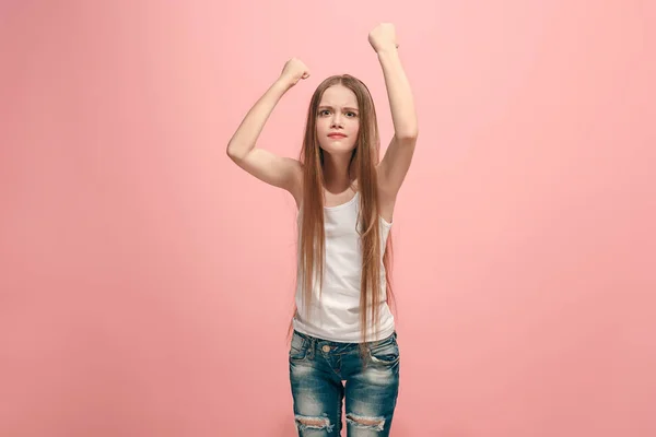 Портрет злой девочки-подростка на розовом фоне студии — стоковое фото