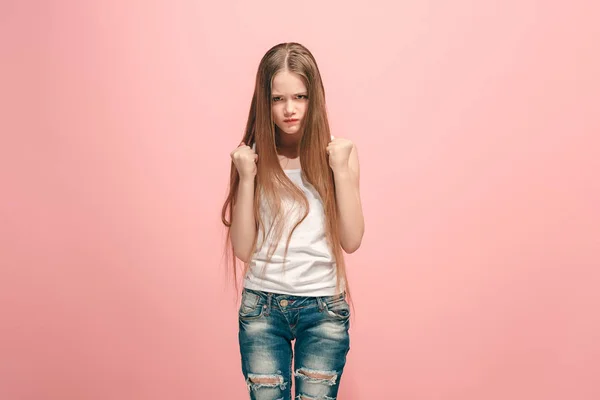 Retrato de chica adolescente enojada en un fondo de estudio rosa — Foto de Stock