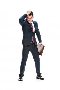 Kameraya dönük ve tehdit kızgın iş adamı. Beyaz izole.