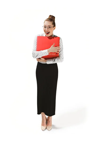 一个微笑的女教师的全长肖像手持膝上型电脑与白色背景隔离 — 图库照片