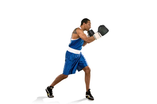 Sportowy człowiek podczas treningu boksu. Zdjęcie z bokser na białym tle — Zdjęcie stockowe