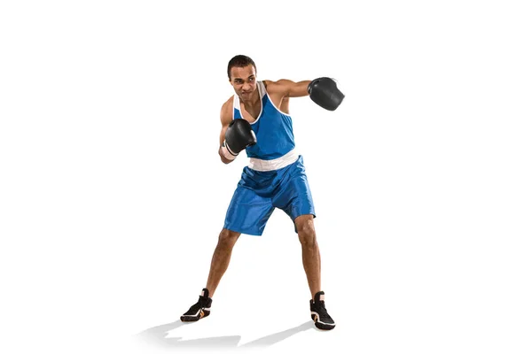 Sportowy człowiek podczas treningu boksu. Zdjęcie z bokser na białym tle — Zdjęcie stockowe